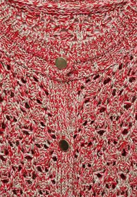 Červeno-stříbrný pletený cardigan s volným, otevřeným vzorem; má kulatý výstřih a dvě zlaté knoflíkové uzávěry na přední straně.