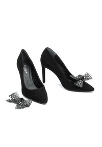 Czarne zamszowe szpilki z wąskim noskiem i obcasem w stylu stiletto. Z przodu ozdobna czarna kokarda z koralikami.