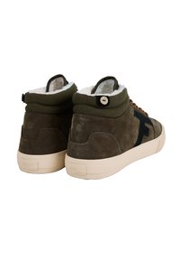 Hoge sneakers met olijfgroen suede, zwarte leren accenten, een witte fleece voering en ronde veters met een knoopdetail bij de enkel.