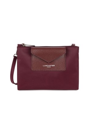 Pochette bordeaux avec un rabat en cuir brun texturé, quincaillerie en argent et une bandoulière amovible. Elle dispose d'une fermeture éclair et d'un logo en relief.