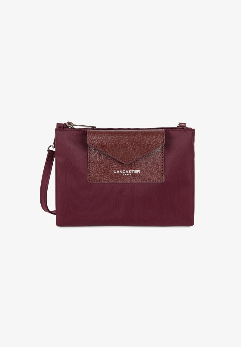 Pochette bordeaux con un flap in pelle marrone testurizzata, hardware in argento e una tracolla removibile. Presenta una chiusura con zip e un logo impresso.