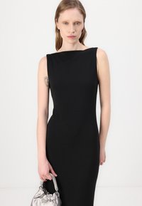 Musthave musta ilma varrukateta kleit kõrge kaelusega ja sobiva siluetiga, millele on lisatud hõbedane kott. Sujuv, veniv kangas ja minimalistlik disain.