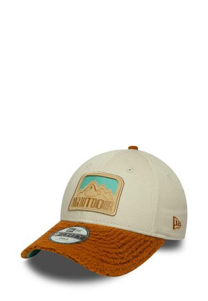 Cap mit einem Oberteil aus beigem Stoff und einem orangefarbenen, flauschigen Schirm. Mit einem grafischen Berg-Patch und einem strukturierten Vorderteil. New Era-Logo an der Seite.