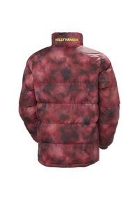 Červená a černá tie-dye péřová bunda s vysokým límcem, s prošívanými panely a žlutým logem "HEL HANSEN" na výstřihu.