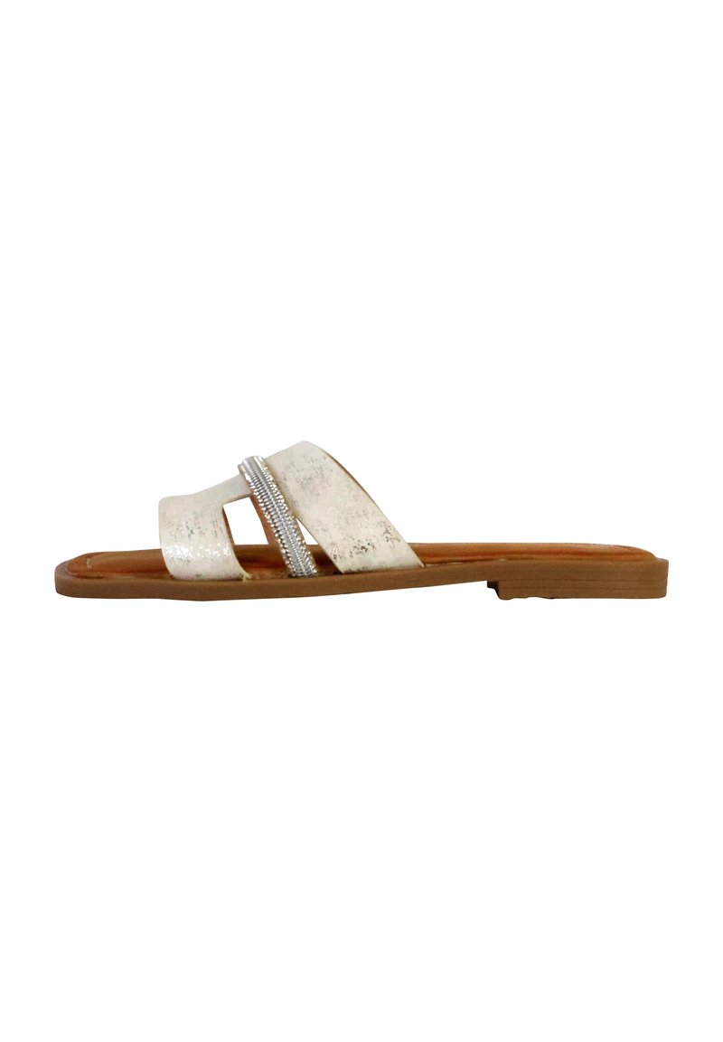 Infradito con due cinghie in pelle metallizzata argento e un accento decorativo argentato, montati su una suola in gomma marrone chiaro.