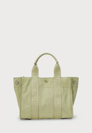 Grønn nylon toteveske med dobbel topphåndtak og preget logo. Har fremtredende stropper, metallisk detalj og en strukturert form.