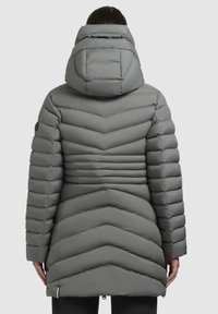 Giacca a vento grigia con un motivo a zigzag, cappuccio e coste orizzontali, caratterizzata da un design slanciato e una texture morbida.