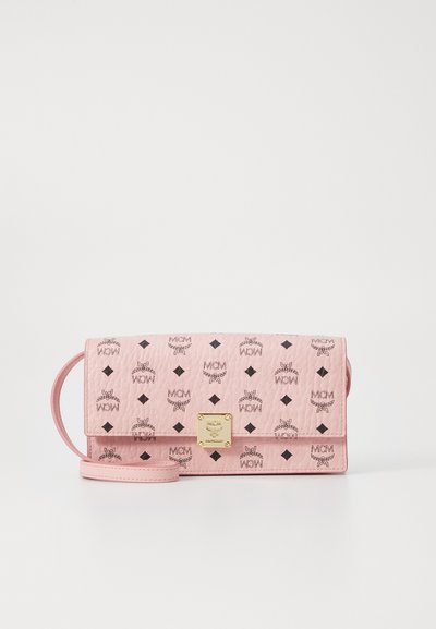 Rosa synthetische Leder-Umhängetasche mit schwarzem Drucklogo und Rautenmuster, ausgestattet mit einem goldfarbenen Metallverschluss und verstellbarem Trageriemen.