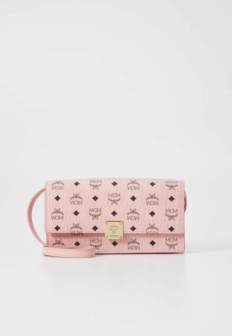 Rozā sintētiskā ādas crossbody soma ar melnu drukātu logo un dimanta rakstiem, ar zelta metāla sprādzi un regulējamu siksnu.