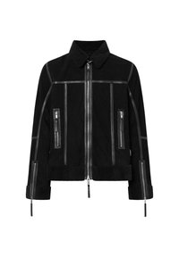 Giacca in shearling nera con zip anteriore, tasche laterali con zip, polsini zip e dettagli in pelle sul colletto e sulle cuciture.