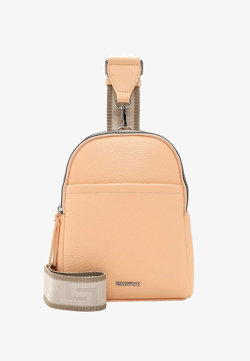 Pfirsichfarbene Handtasche aus Kunstleder mit strukturiertem Finish, runder Form, silbernem Reißverschluss, Vorderfach und abnehmbarem beigen Tragegurt mit Muster.
