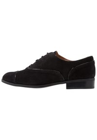 Scarpe oxford in suede nero con punta arrotondata, design con lacci e tacco basso. Presentano dettagli in pelle lucida lungo le cuciture.