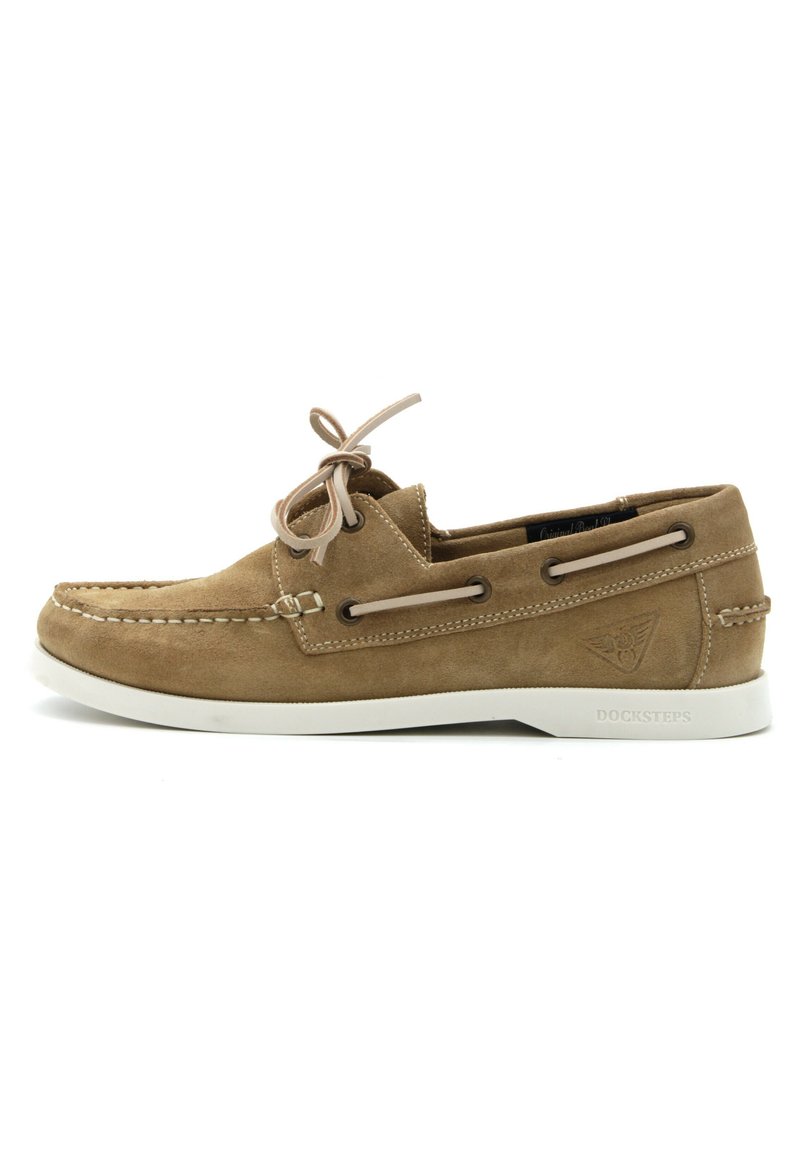 Scarpa in suede marrone chiaro con suola in gomma, punta arrotondata, cuciture decorative e design con lacci. I lati presentano occhielli in metallo e logo.