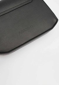 Borsa in pelle nera con texture, a forma rettangolare. Presenta una chiusura a pattina e un dettaglio con logo impresso. Sfumature lisce e hardware minimale.