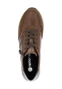 Brauner Sneaker mit einer Kombination aus glattem und perforiertem Leder, Schnürdesign, seitlichem Reißverschluss und Logo auf der Innensohle.