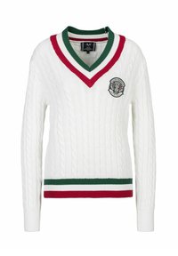 Weißer Strickpullover mit V-Ausschnitt, ausgestattet mit strukturierten Zopfmustern, rot-grüner gestreifter Einfassung und einem Wappen-Logo auf der Brust.