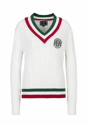 Weißer Strickpullover mit V-Ausschnitt, ausgestattet mit strukturierten Zopfmustern, rot-grüner gestreifter Einfassung und einem Wappen-Logo auf der Brust.