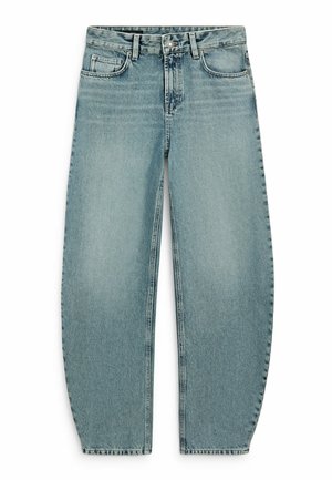 Jean en denim bleu clair, taille haute, coupe droite, avec bouton frontal, fermeture éclair, passants de ceinture et cinq poches, sur fond blanc.