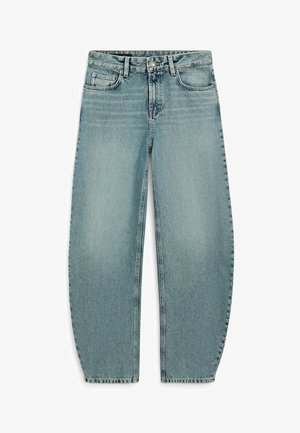 Hellblaue hoch taillierte Jeans mit geradem Bein, Frontknopf, Reißverschluss, Gürtelschlaufen und fünf Taschen auf weißem Hintergrund.