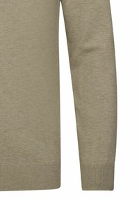 Oliwkowy, lekki sweter z ryżowym wykończeniem u dołu i przy mankietach. Gładka faktura, długie rękawy i prosty design bez widocznych wzorów czy akcentów.