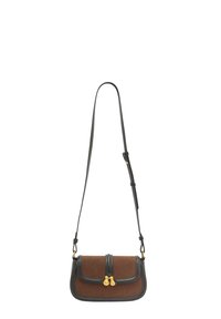 Brun kordflod och svart läder crossbody-väska med ett guldspänne; har en strukturerad form och justerbar rem.
