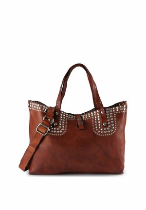 Bolso tote de cuero marrón con detalles de tachuelas, doble asa y correa desmontable. Cuenta con una superficie texturizada y cierre superior con cremallera.
