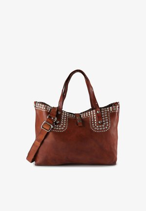 Borsa tote in pelle marrone con dettagli borchiati, manici doppi e tracolla removibile. Presenta una superficie testurizzata e chiusura superiore con zip.