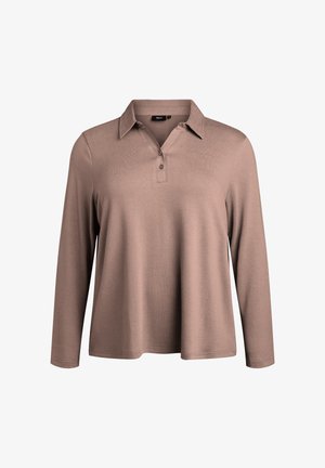 Polo de manga larga en un suave color topo, hecho de un material ligero, con cuello con solapa y tapeta de tres botones.