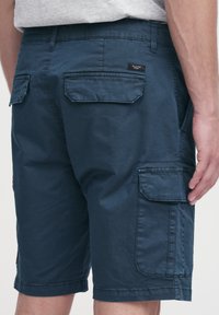 Marineblaue Cargo-Shorts aus einem leichten Stoff, mit zwei Gesäßtaschen und Seitentaschen, klassischem Schnitt und detaillierten Nähten.