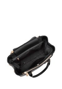 Borsa a tracolla in pelle nera con esterno texture, hardware dorato e un ampio interno in tessuto nero con tasche e chiusura con zip.