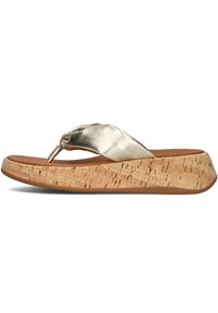 Metallieke gouden teenslipper met een gestructureerde kurken wigzool en zachte bruine voetbed, ontworpen voor comfort en casual gebruik.
