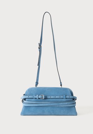 Sac à bandoulière rectangulaire en daim bleu avec bandoulière réglable et détail de ceinture décorative à l'avant sur fond uni.