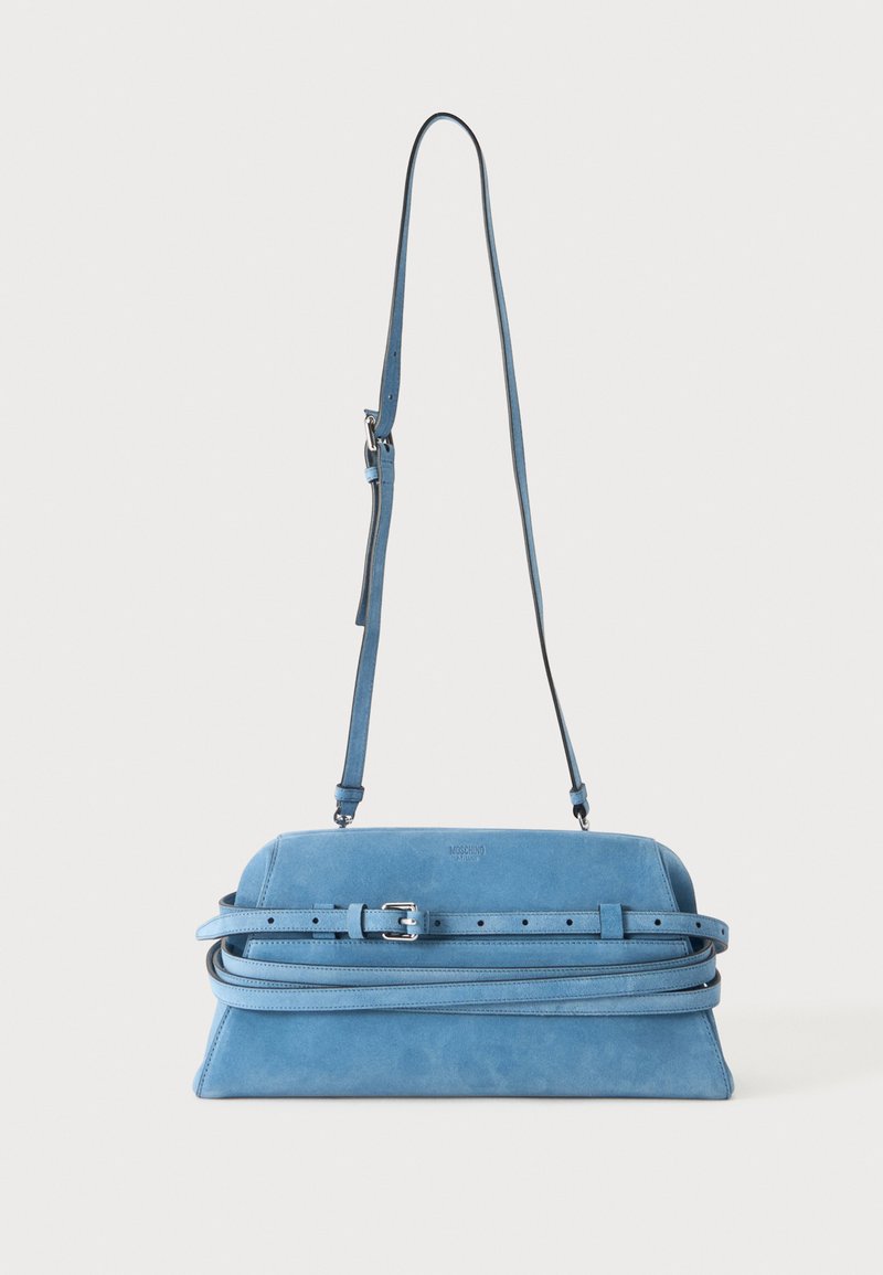 Sac à bandoulière rectangulaire en daim bleu avec bandoulière réglable et détail de ceinture décorative à l'avant sur fond uni.