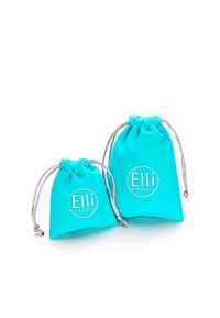 Sacchetti in tessuto turchese con coulisse disponibili in due dimensioni, con un logo argento "Elli" e "amiamo i gioielli", caratterizzati da una superficie liscia e una corda resistente.