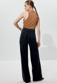 Next LOOSE WIDE  - Kavbojke na trapez - washed black
