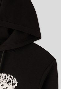 Felpa nera con una texture morbida, caratterizzata da una stampa grafica di un orso con stelle, rifinita con un cappuccio regolabile con cordini e polsini a costine.