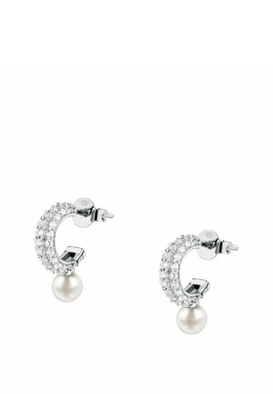 Orecchini a cerchio d'argento incastonati con piccoli cristalli trasparenti, ciascuno con una singola perla bianca pendente nella parte inferiore.