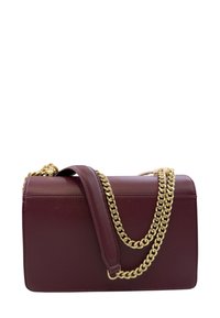 Borsa a mano in pelle bordeaux con forma rettangolare, tracolla in catena dorata e texture liscia. Include una tracolla staccabile.