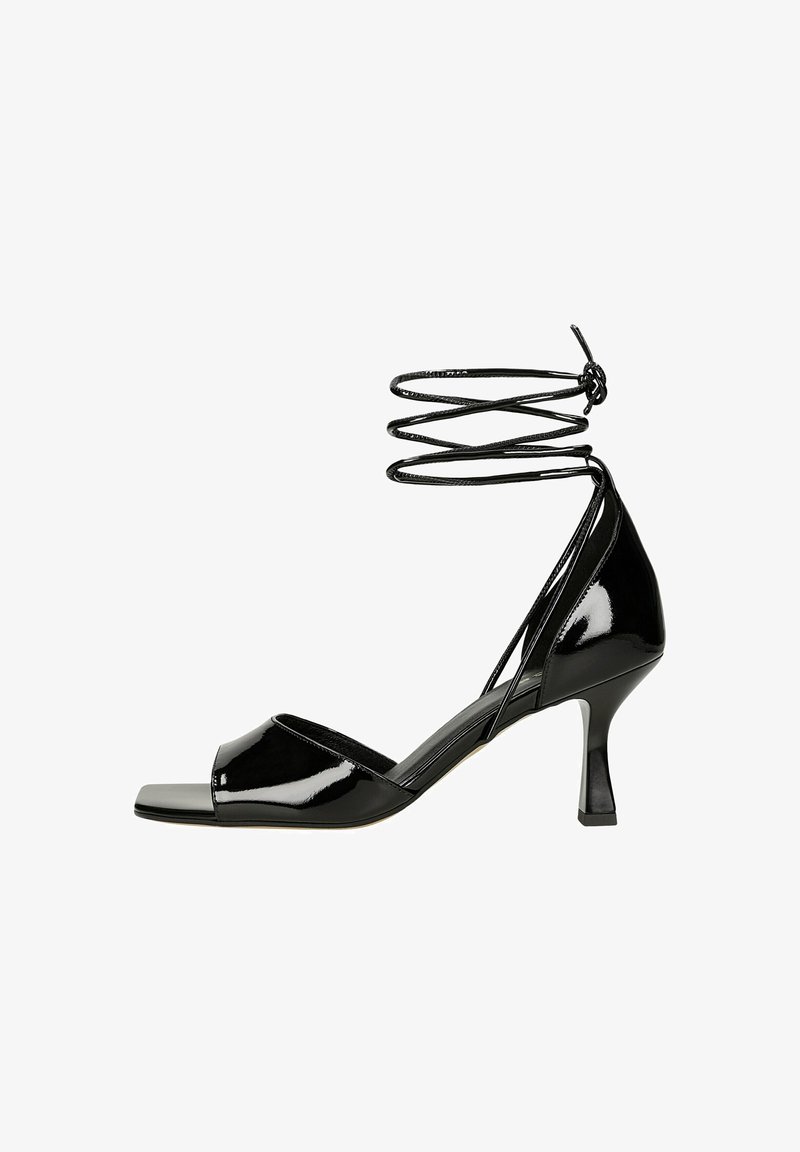 Schwarze Lackleder-Sandaletten mit offenem Zeh, Design mit Knöchelband und einem dünnen, geschwungenen Absatz. Verfügt über eine flache Vorderseite und strukturierte Riemen.