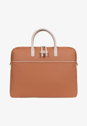 Tan laptop tas met gestructureerde stof, beige handgrepen, ritssluiting en voorvak; rechthoekige vorm met minimalistisch ontwerp en hardware accenten.
