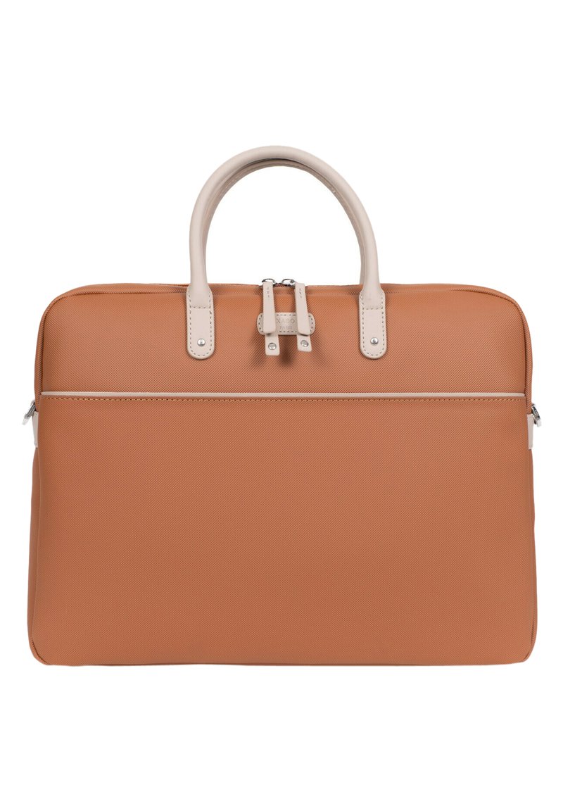Tan laptop tas met gestructureerde stof, beige handgrepen, ritssluiting en voorvak; rechthoekige vorm met minimalistisch ontwerp en hardware accenten.