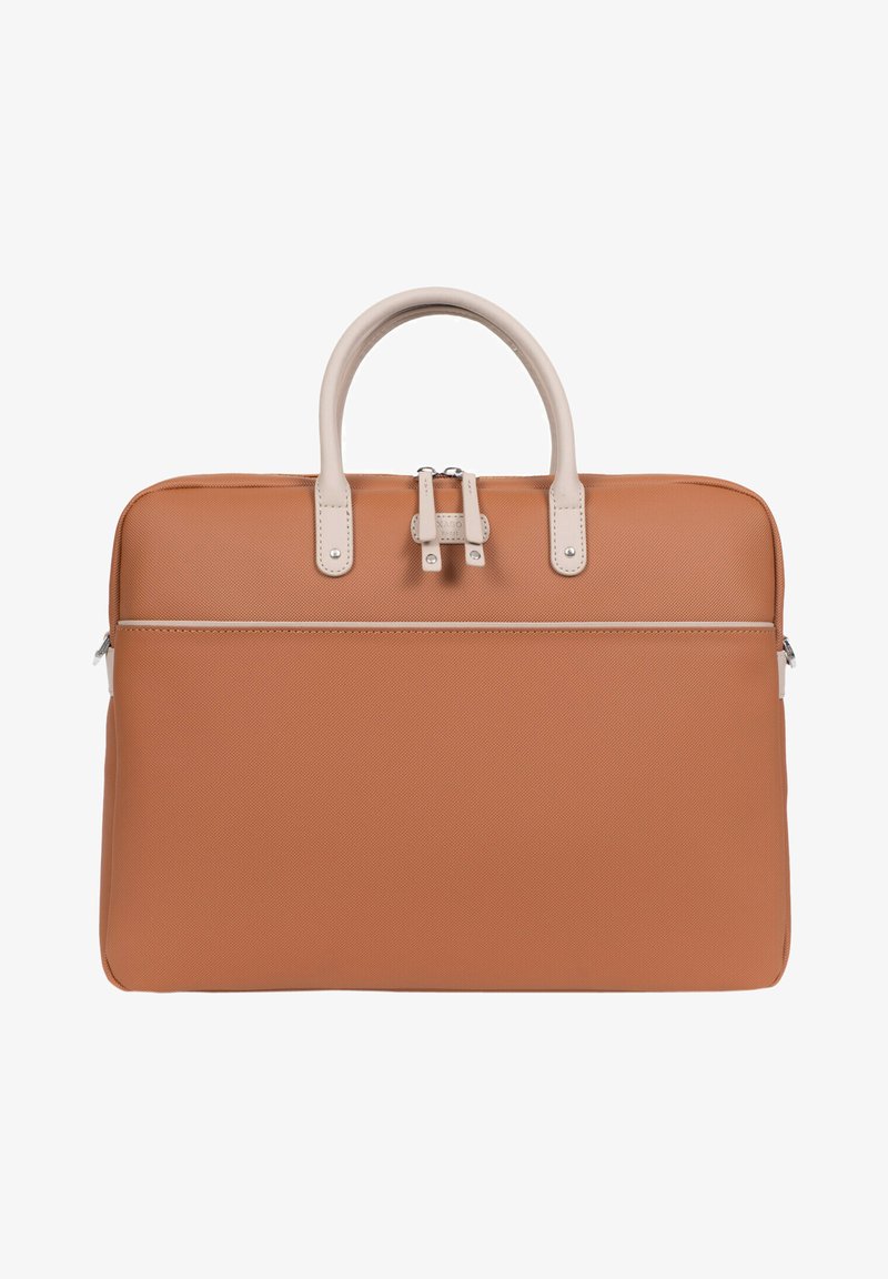 Tan laptop tas met gestructureerde stof, beige handgrepen, ritssluiting en voorvak; rechthoekige vorm met minimalistisch ontwerp en hardware accenten.