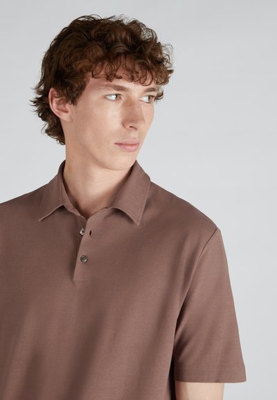 Korte mouwen polo shirt in lichtbruine stof met een zachte textuur, voorzien van een kraag, een placket met drie knopen en subtiele stikdetails.