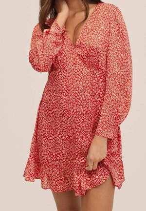 Rotes Blumenkleid mit langen Ärmeln, V-Ausschnitt und Rüsche am Saum. Der Stoff weist ein weißes Blumenmuster auf einem strukturierten Hintergrund auf.
