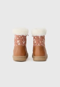 Braune Knöchelstiefel aus floral gemustertem, gestepptem Stoff, mit einem weißen Kunstfellkragen und strapazierfähigen Gummisohlen. Mit beige Lederakzenten.