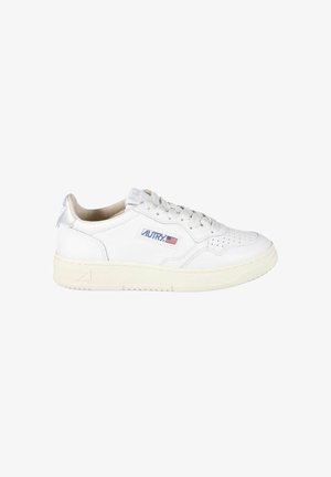 Sneaker in pelle bianca a taglio basso con punta traforata, marca "Autry" e toppa con bandiera americana sul lato, suola color avorio.