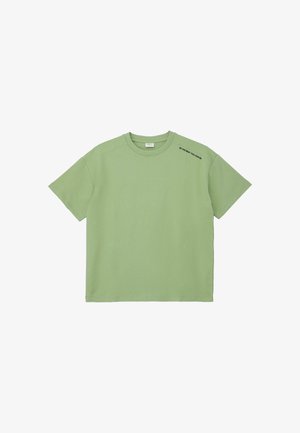 Lichtgroen T-shirt met korte mouwen en ronde hals, met kleine zwarte tekst "BE THE BEST YOU CAN BE" vlak bij de rechter schouder.