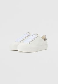 Witte canvas sneakers met een gestructureerde bovenkant, ronde neus, zilveren oogjes en witte satijnen veters. De hak heeft een luipaardprintontwerp.
