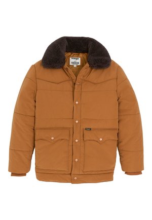 Chaqueta acolchada marrón con cuello de pelo sintético oscuro, dos bolsillos en el pecho y cierres de presión. Presenta puños acanalados y un diseño de corte recto.