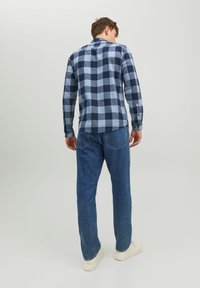 Jack & Jones JJEGINGHAM SHIRT - Camisa - flint stone